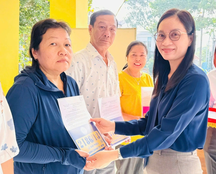 Xã Bình Chánh, TP.HCM trao thông báo và tặng biển số nhà cho 4.000 hộ dân - Ảnh 1.