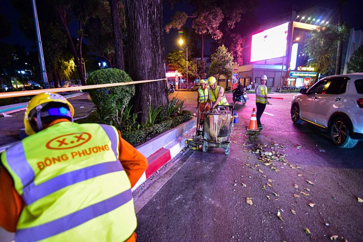 Công nhân xuyên đêm chỉnh trang, làm đẹp chợ Bến Thành, thương xá Tax, hồ Con Rùa - Ảnh 10.