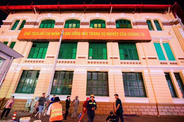 Công nhân xuyên đêm chỉnh trang, làm đẹp chợ Bến Thành, thương xá Tax, hồ Con Rùa - Ảnh 6.