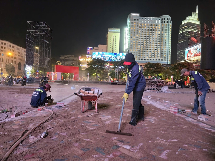 Công nhân xuyên đêm chỉnh trang, làm đẹp chợ Bến Thành, thương xá Tax, hồ Con Rùa - Ảnh 9.