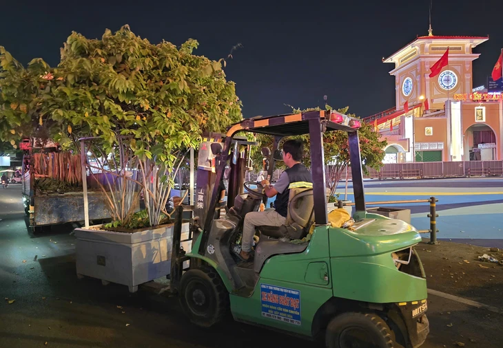 Công nhân xuyên đêm chỉnh trang, làm đẹp chợ Bến Thành, thương xá Tax, hồ Con Rùa - Ảnh 4.