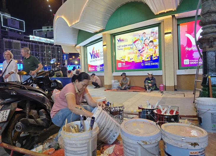 Công nhân xuyên đêm chỉnh trang, làm đẹp chợ Bến Thành, thương xá Tax, hồ Con Rùa - Ảnh 5.