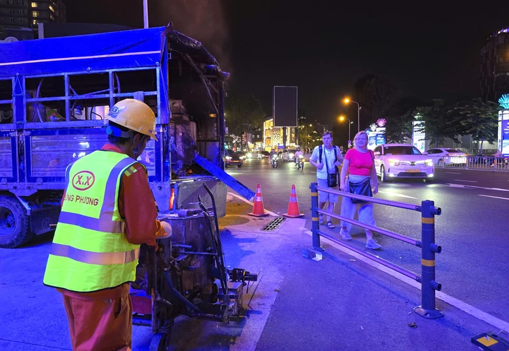 Công nhân xuyên đêm chỉnh trang, làm đẹp chợ Bến Thành, thương xá Tax, hồ Con Rùa - Ảnh 7.