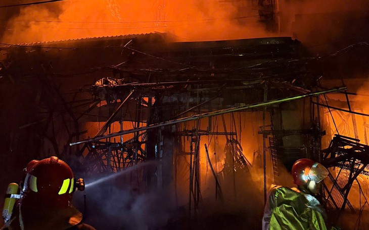 Cháy lớn nhà xưởng xã Củ Chi - Ảnh 2.