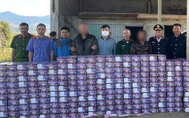 Tạm giữ tài xế xe container mang pháo lậu đi bán - Ảnh 2.