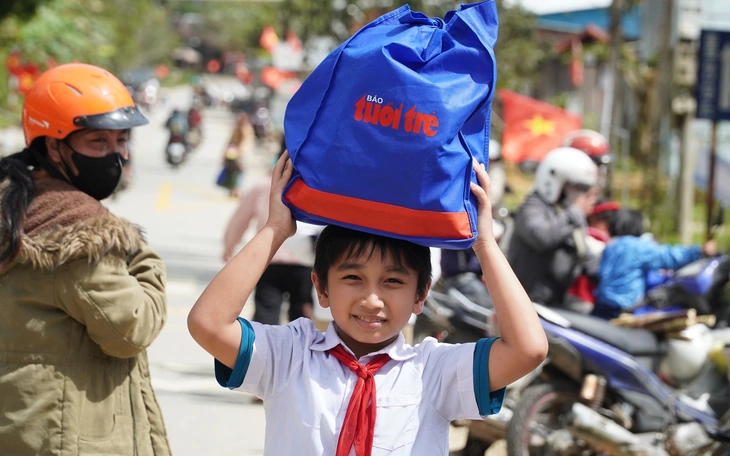 Tết Sẻ Chia của Báo Tuổi Trẻ đem yêu thương đến học sinh vùng lũ ở Khánh Hòa - Ảnh 8.