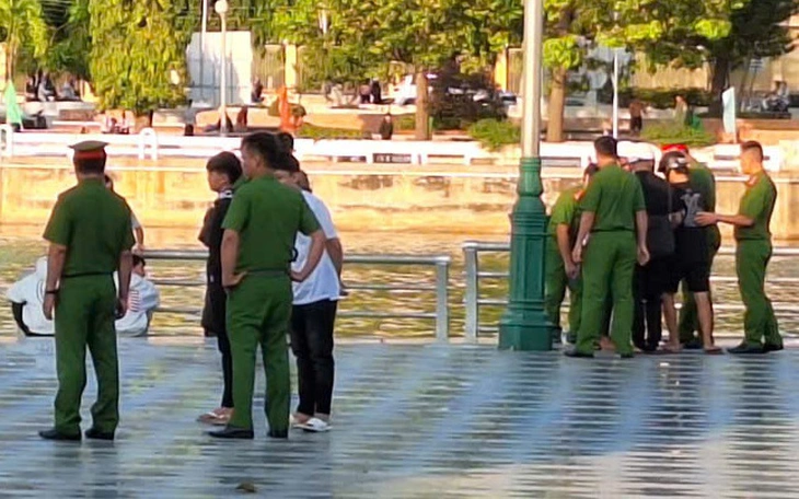 Xin tiền không được, hai thanh niên đâm chết người đi bộ ở Nha Trang - Ảnh 1.