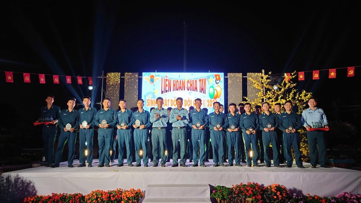 Hũ gạo ấm tình đồng đội trong ngày chia tay chiến sĩ - Ảnh 2.