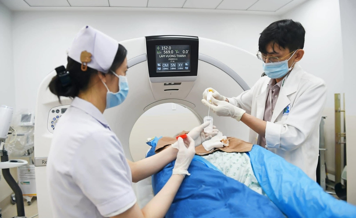 'Lá chắn' cho bệnh nhân mắc bệnh hiểm nghèo - Ảnh 2. BHYT - Ảnh 2.