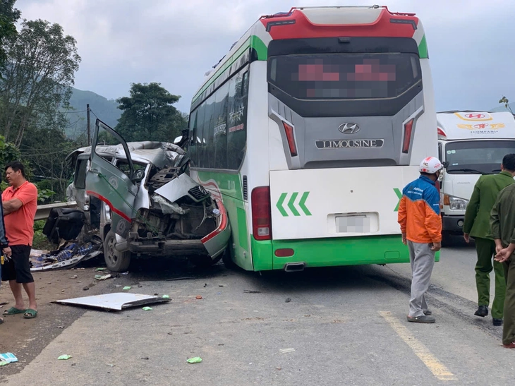 Xe khách giường nằm biển Lào va chạm xe hạ tải, hai người tử vong - Ảnh 1.