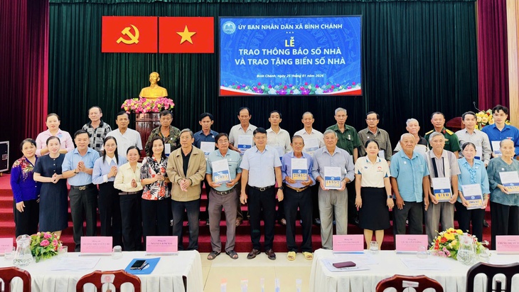 Xã Bình Chánh, TP.HCM trao thông báo và tặng biển số nhà cho 4.000 hộ dân - Ảnh 2.