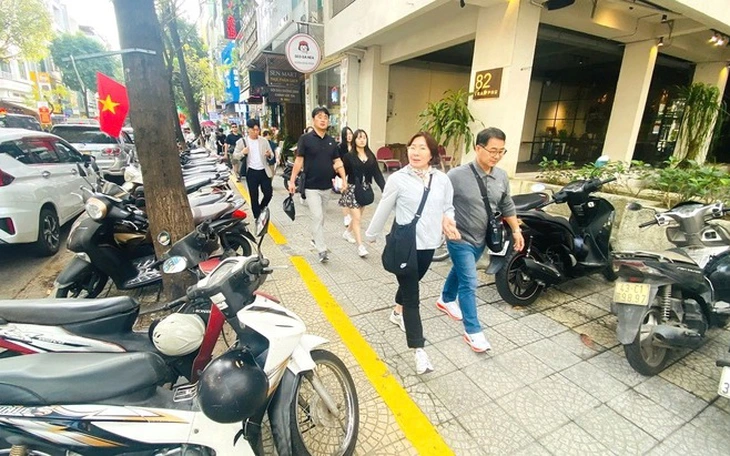 Tình hình vỉa hè, lòng đường TP.HCM gần đây có gì thay đổi? - Ảnh 1.