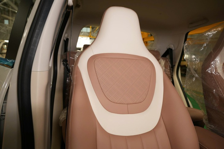 Ảnh thực tế Wuling Bingo 2026 tại Việt Nam: Giá dự kiến từ 399 triệu đồng, cần số như Mercedes, camera 360, đổi cổng sạc từng gây tranh cãi- Ảnh 5. Wuling Bingo - Ảnh 4.