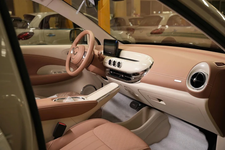 Ảnh thực tế Wuling Bingo 2026 tại Việt Nam: Giá dự kiến từ 399 triệu đồng, cần số như Mercedes, camera 360, đổi cổng sạc từng gây tranh cãi- Ảnh 3. Wuling Bingo - Ảnh 2.