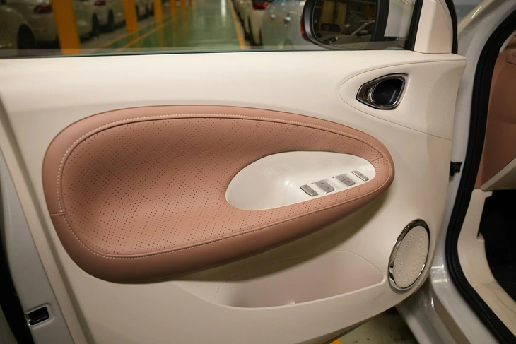 Ảnh thực tế Wuling Bingo 2026 tại Việt Nam: Giá dự kiến từ 399 triệu đồng, cần số như Mercedes, camera 360, đổi cổng sạc từng gây tranh cãi- Ảnh 6. Wuling Bingo - Ảnh 5.