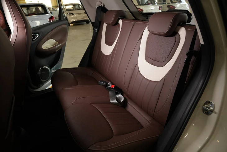 Ảnh thực tế Wuling Bingo 2026 tại Việt Nam: Giá dự kiến từ 399 triệu đồng, cần số như Mercedes, camera 360, đổi cổng sạc từng gây tranh cãi- Ảnh 8. Wuling Bingo - Ảnh 7.