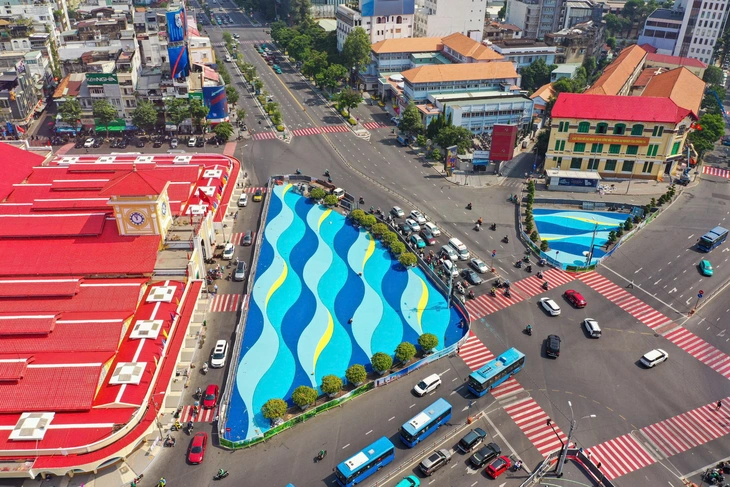 Công nhân xuyên đêm chỉnh trang, làm đẹp chợ Bến Thành, thương xá Tax, hồ Con Rùa - Ảnh 2.