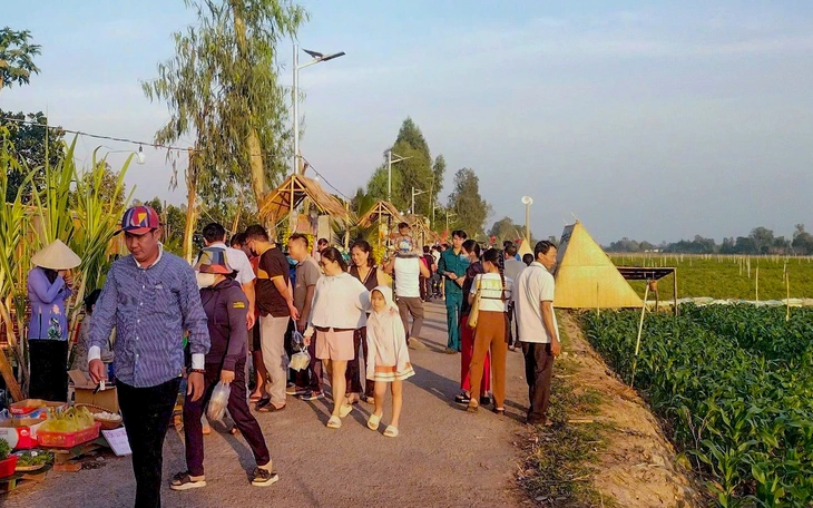 Nhộn nhịp du khách đi chợ Xóm Rẫy trong nắng chiều tà nhuộm vàng cánh đồng quê   - Ảnh 10.