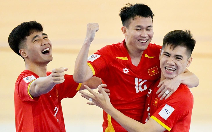 Video: Tiếng thét thất thanh của tuyển thủ futsal Iraq khi dính chấn thương kinh hoàng - Ảnh 2.