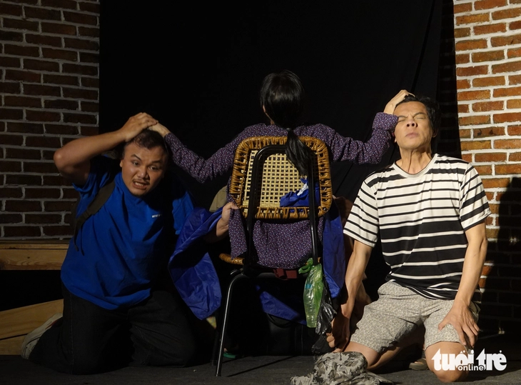 Nhóm kịch Đời ăn Tết sớm - Ảnh 5. Kịch Đời - Ảnh 5.