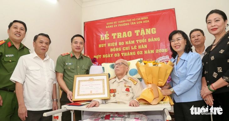 Trung tướng Mai Hoàng trao Huy hiệu 80 năm tuổi Đảng cho Đại tá Lê Hãn - Ảnh 2.