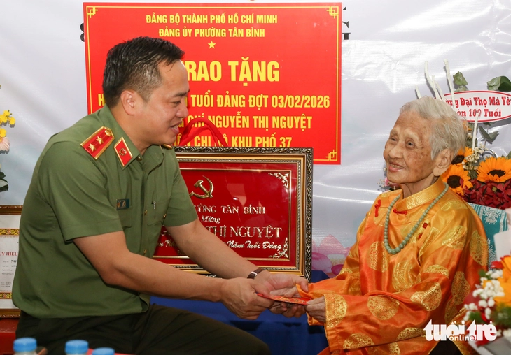 Trung tướng Mai Hoàng trao Huy hiệu 80 năm tuổi Đảng cho Đại tá Lê Hãn - Ảnh 3.