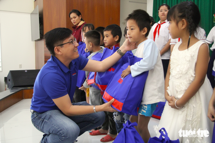 Bạn đọc Tuổi Trẻ đưa Tết sớm đến học sinh vùng lũ Ninh Thuận cũ - Ảnh 2.