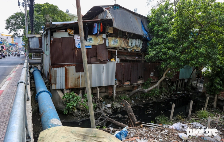 Từ Hàng Xanh đến quốc lộ 13: Vì sao nhiều tuyến đường cứ mưa là ngập? - Ảnh 3.