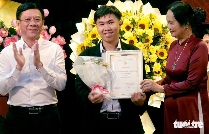 Xuất hiện tác giả trẻ tuổi nhất trong lịch sử giải thưởng Hội Nhà văn TP.HCM - Ảnh 1.