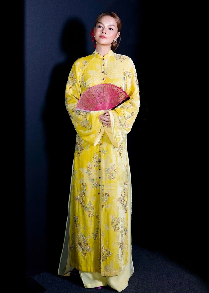 Tranh cãi chiếc áo dài của nhà thiết kế Chung Thanh Phong giá 28 triệu đồng - Ảnh 1. Tranh cãi áo dài Chung Thanh Phong bán giá 28 triệu đồng - Ảnh 1.