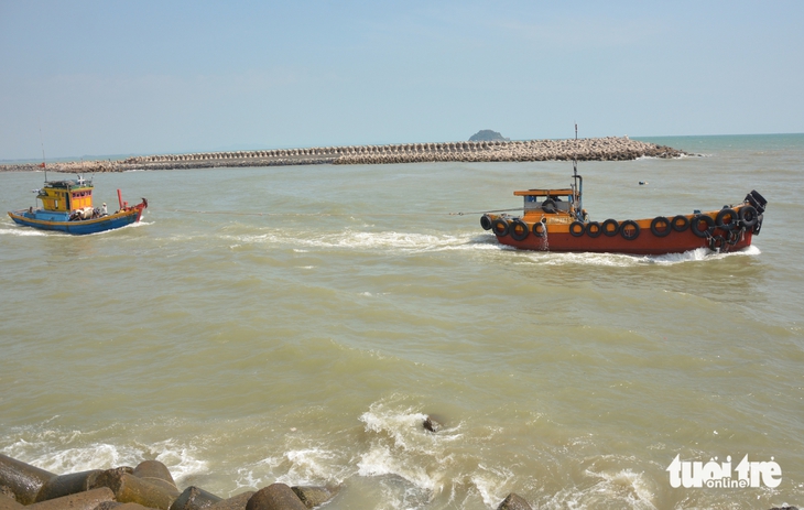 Dự án nạo vét cửa biển La Gi chậm trễ, ghe cá thấp thỏm ra vào - Ảnh 1.