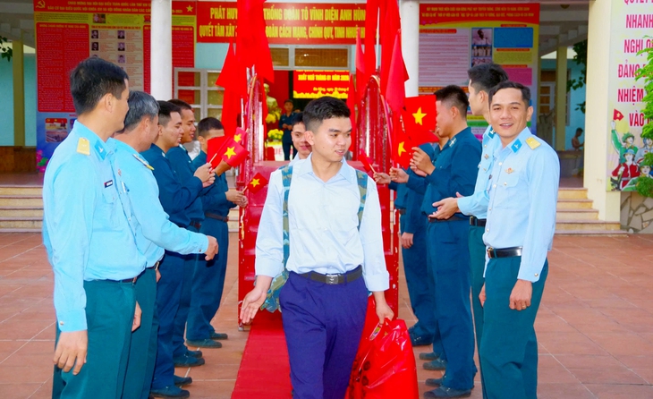 Bộ đội hoàn cảnh khó khăn Sư đoàn 375 được tặng 'hũ gạo đồng đội', qua cầu vinh quang lúc ra quân - Ảnh 1.