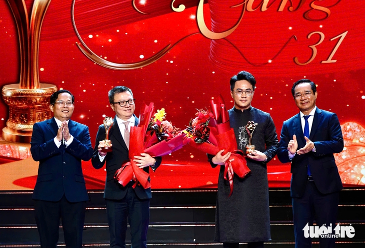 Hòa Minzy, Soobin, Mưa đỏ nhận giải Mai Vàng 2025 - Ảnh 1. Hòa Minzy, Soobin, Mưa đỏ nhận giải Mai Vàng 2025 - Ảnh 1.