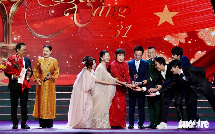 Hòa Minzy, Soobin, Mưa đỏ nhận giải Mai Vàng 2025 - Ảnh 2. Mai Vàng - Ảnh 2.