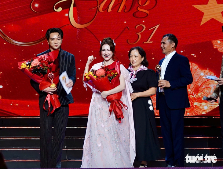 Hòa Minzy, Soobin, Mưa đỏ nhận giải Mai Vàng 2025 - Ảnh 3. Hòa Minzy, Soobin, Mưa đỏ nhận giải Mai Vàng 2025 - Ảnh 3.