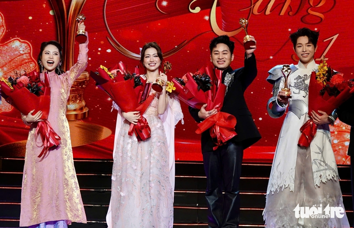 Hòa Minzy, Soobin, Mưa đỏ nhận giải Mai Vàng 2025 - Ảnh 4. Mai Vàng - Ảnh 4.