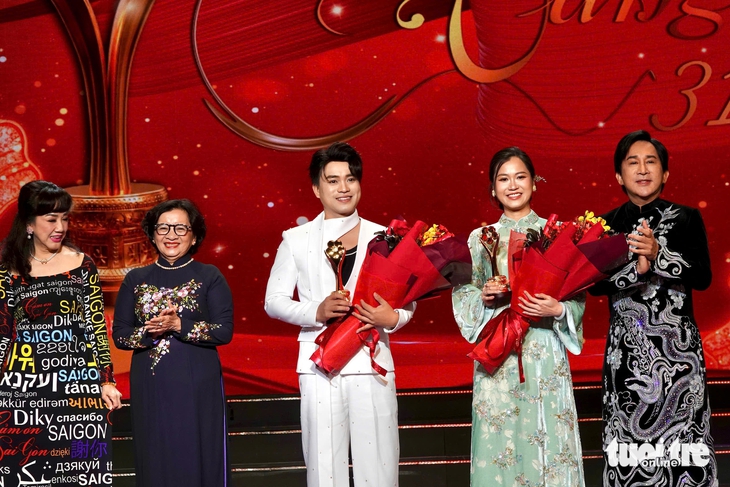 Hòa Minzy, Soobin, Mưa đỏ nhận giải Mai Vàng 2025 - Ảnh 6. Hòa Minzy, Soobin, Mưa đỏ nhận giải Mai Vàng 2025 - Ảnh 6.