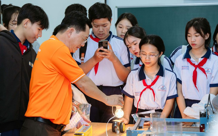 Học sinh thiết kế xe lăn có thể leo cầu thang - Ảnh 6.