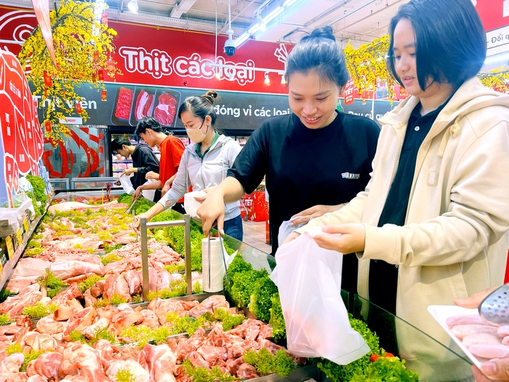 Giá heo hơi tăng cao nhưng siêu thị vẫn mạnh tay giảm giá thịt, hỗ trợ người dân sắm Tết - Ảnh 1.