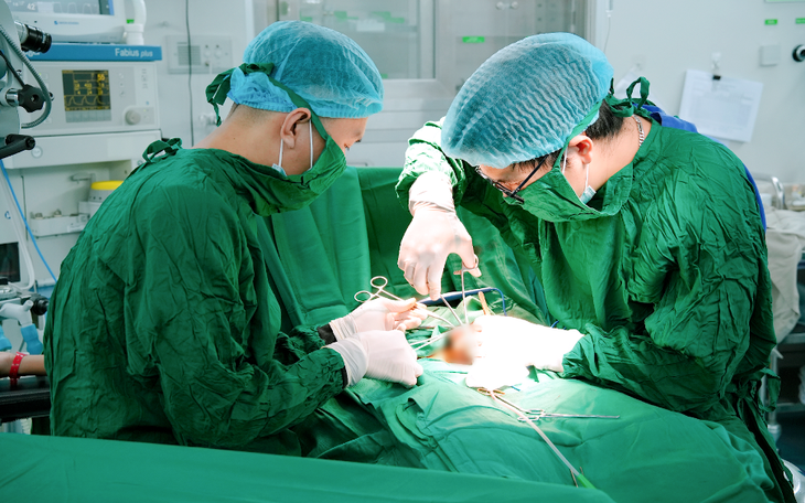 Đau bìu lúc nửa đêm, bé trai suýt mất tinh hoàn vì cố nhịn đau đến sáng - Ảnh 2.