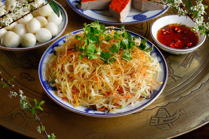 Món cổ Tết Bát Tràng: Su hào xào mực với công đoạn xé mực kỳ công - Ảnh 1.