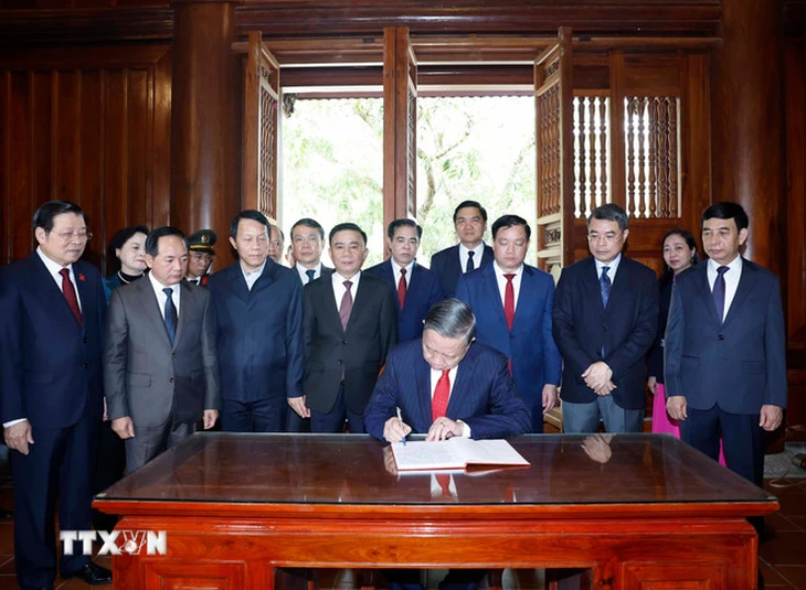 Tổng Bí thư Tô Lâm dâng hương tưởng niệm Chủ tịch Hồ Chí Minh tại Nghệ An - Ảnh 3.