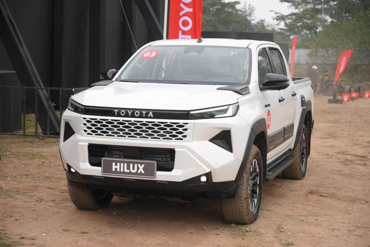 Toyota Hilux - Ảnh 2.