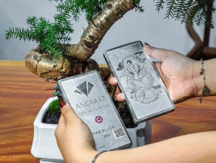 Giá vàng miếng SJC lên 190,8 triệu đồng/lượng rồi quay đầu giảm - Ảnh 2.