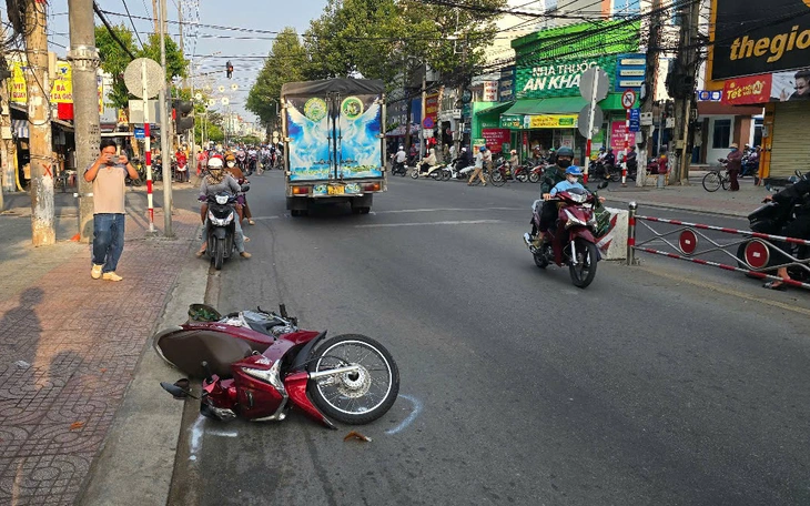 Tai nạn giữa xe máy cày chở keo tràm và xe máy, hai học sinh tử vong - Ảnh 1.