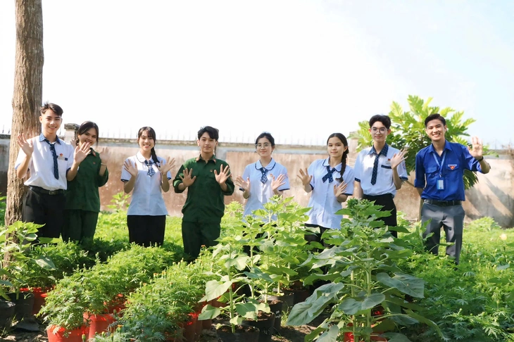 Thầy trò trường quê Cần Thơ tự trồng và bán hoa Tết để… ‘lì xì’ cho học sinh nghèo - Ảnh 2.