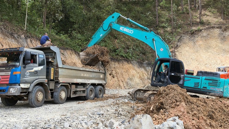 Lâm Đồng khẩn cấp sửa nhiều tuyến đường để đón khách du xuân - Ảnh 1.