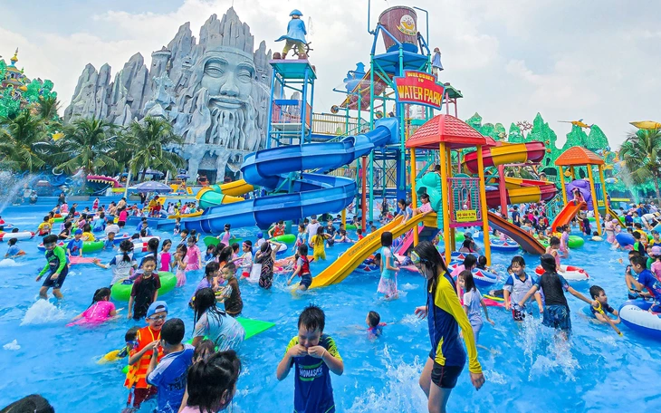 Live: Người dân bắt đầu đổ về các khu vực trung tâm vui chơi và chờ bắn pháo hoa đêm giao thừa  - Ảnh 7.