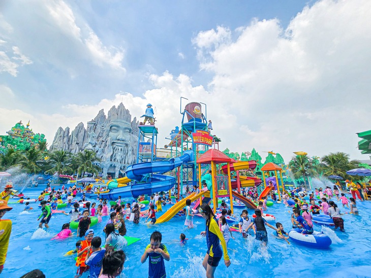 Chưa Tết trung tâm TP.HCM đã tấp nập đông vui, giới trẻ xúng xính áo dài xuống phố - Ảnh 5.