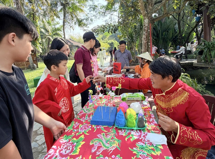 Chưa Tết trung tâm TP.HCM đã tấp nập đông vui, giới trẻ xúng xính áo dài xuống phố - Ảnh 2.